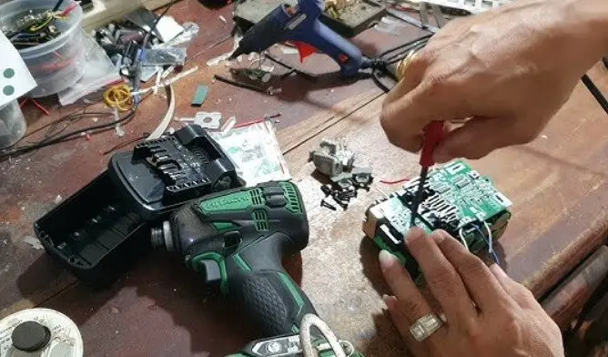 cách đóng pin máy khoan đơn giản