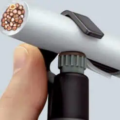 Knipex 16 30 135 SB đang thao tác tách vỏ cáp Ø6–29mm.